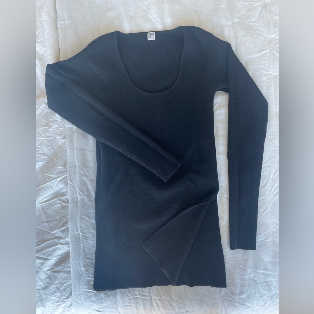 TOTEME knit sweater top. Split side detail. Size M
